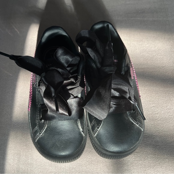 Little girls Puma Sneakers, Black with hot pink sequins, size 8 - Picture 6 of 9